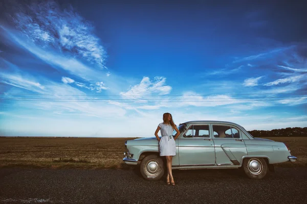 Girl and retro car — Stock Photo, Image