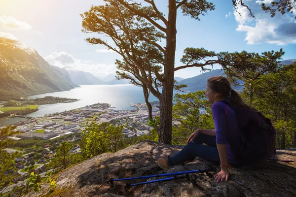 Menina turística e romsdalsfjorden — Fotografia de Stock