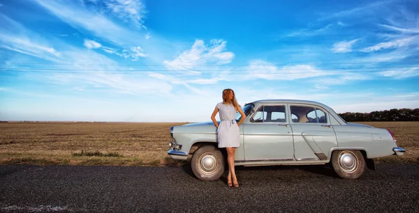 Girl and retro car — Stock Photo, Image