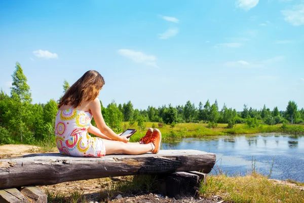 Chica leyendo un libro — Foto de Stock