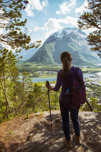 Menina turística e romsdalsfjorden — Fotografia de Stock