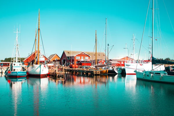 Port w małym szwedzkim miasteczku, Szwecja — Zdjęcie stockowe