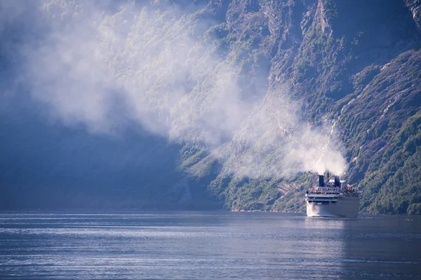 Gran ferry a un — Foto de Stock