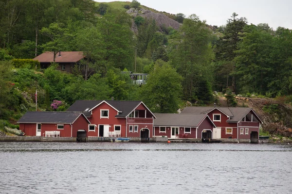 Červené domky na pobřeží jezera — Stock fotografie