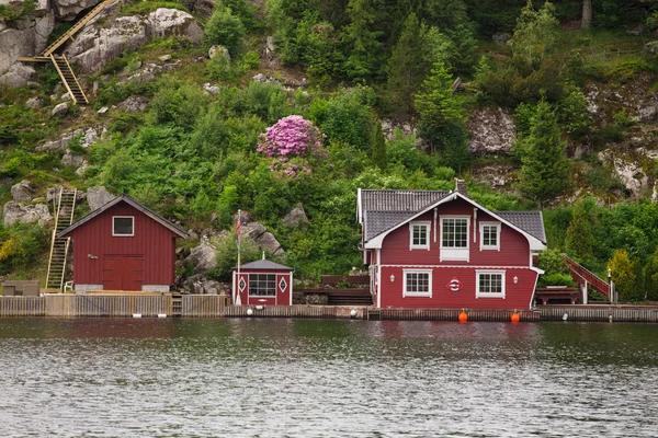 Red houses on a lake coast — Stock Photo, Image