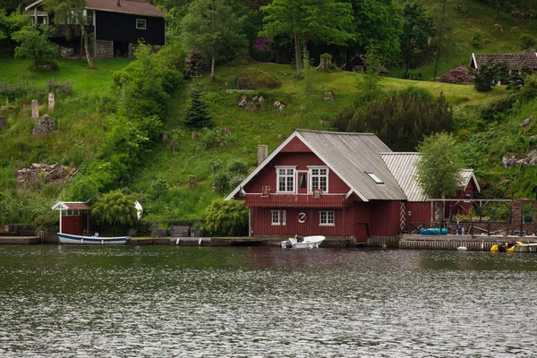 Maisons rouges sur une côte de lac — Photo