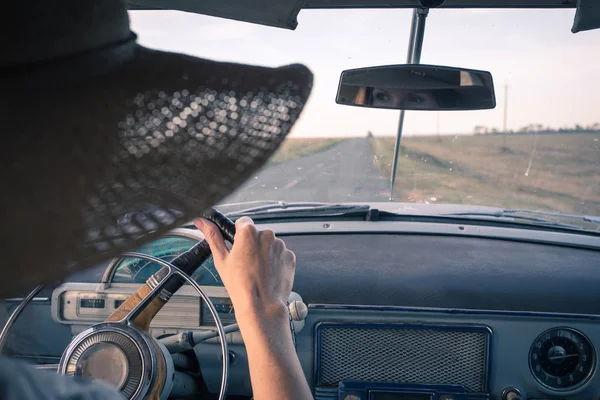 Ragazza in auto retrò — Foto Stock