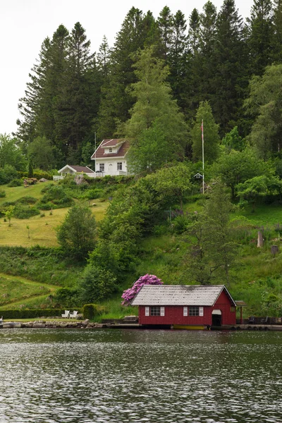 Czerwone domy na wybrzeżu jeziora — Zdjęcie stockowe