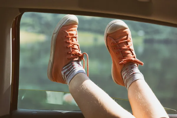 Mädchenbeine ragen aus dem Auto — Stockfoto