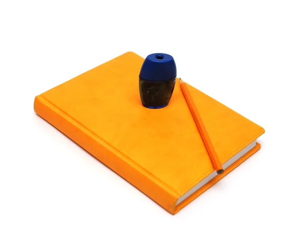 Oranžový Poznámkový blok, tužku a ořezávátko — Stock fotografie