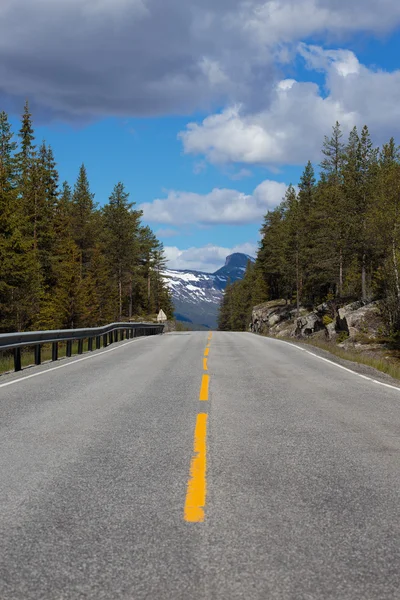 Tom bergsväg — Stockfoto