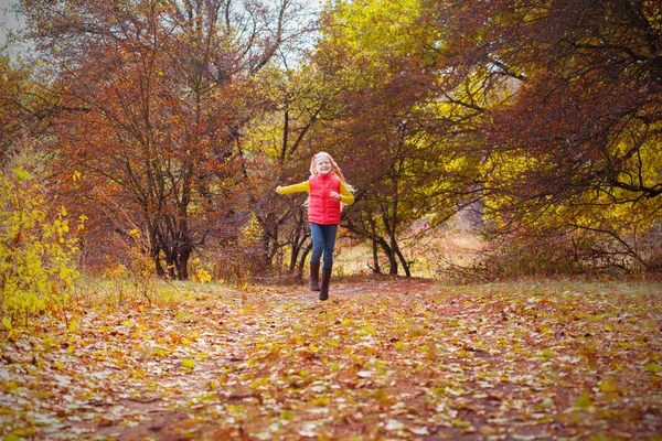 Niña en el bosque de otoño — Foto de Stock