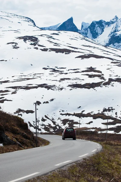 Auto auf einer Bergstraße — Stockfoto