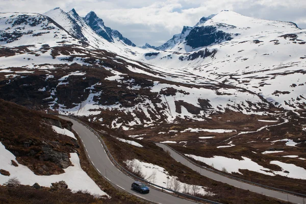 Coche en un camino de montaña —  Fotos de Stock