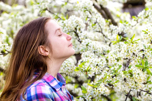 Menina no jardim — Fotografia de Stock