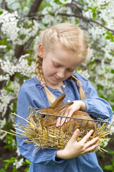 Meisje in de tuin — Stockfoto