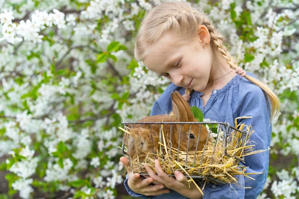 Ragazza in giardino — Foto Stock