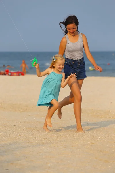 Sisters at the beach — Stock Photo, Image