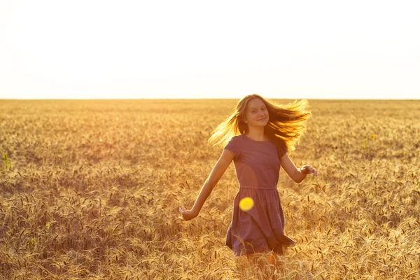 Menina no campo — Fotografia de Stock