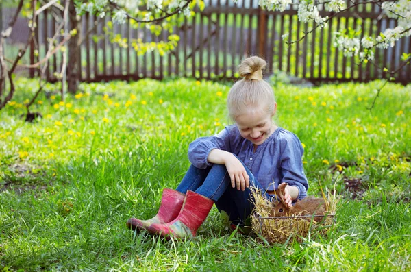 Ragazza in giardino — Foto Stock