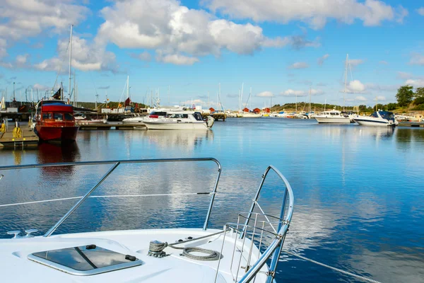 Der hafen in einer kleinen schwedischen stadt, schweden — Stockfoto