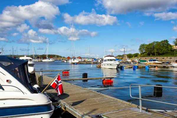 Le port dans une petite ville suédoise, Suède — Photo