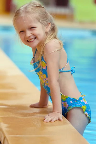 Chica cerca de la piscina al aire libre —  Fotos de Stock