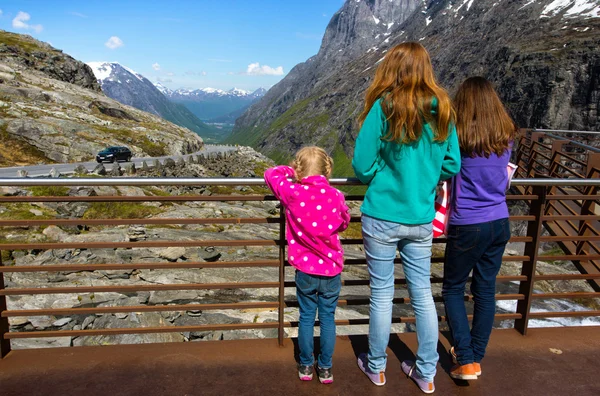 Famiglia a Trollstigeveien — Foto Stock