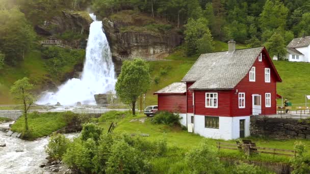 De beroemde waterval ter wereld Steindalsfossen — Stockvideo