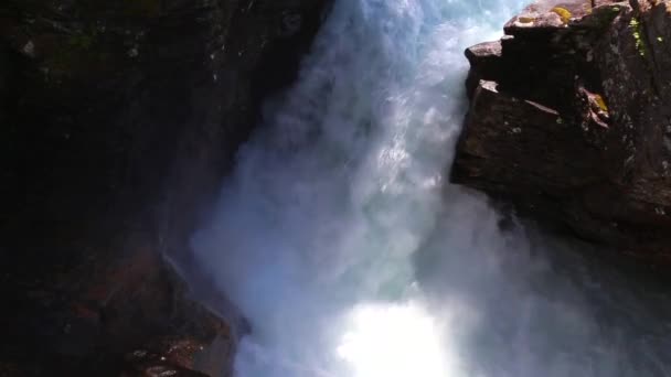 Agua corriente en la cascada rocosa — Vídeos de Stock