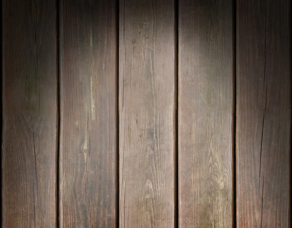 Погодные деревянные доски фон освещен сверху — стоковое фото