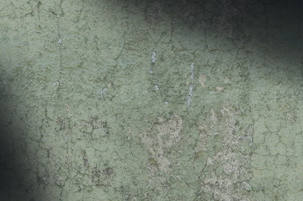 Gråaktig grön vittrade och nödställda textur Lit diagonalt — Stockfoto