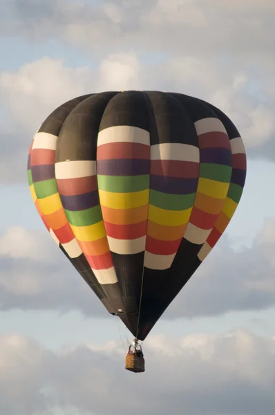 Palloncino ad aria calda galleggiante tra le nuvole — Foto Stock