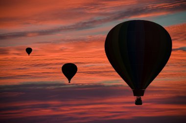 Şafakta Bulutların arasında yüzen sıcak hava balonu