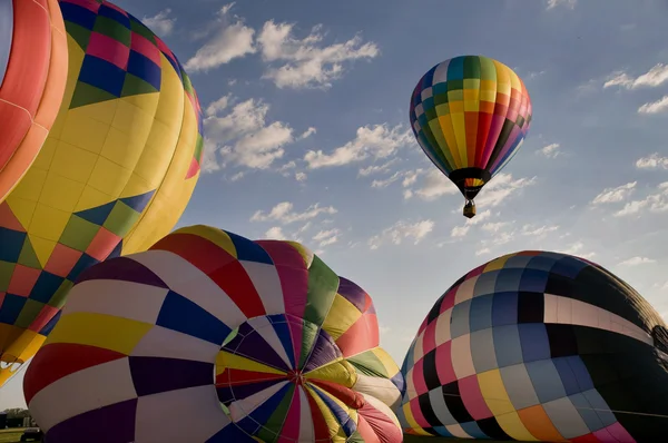 Globo de aire caliente flotando sobre otros globos inflables — Foto de Stock