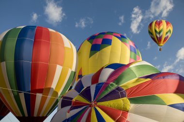 Sıcak hava balonu ile zaten başka bir balon şişirme