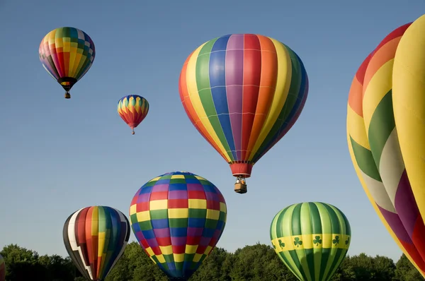 Mongolfiere che salgono o si lanciano in un festival di palloni aerostatici — Foto Stock