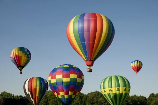 Hőlégballonok növekvő vagy dob egy hőlégballon fesztiválon Jogdíjmentes Stock Képek