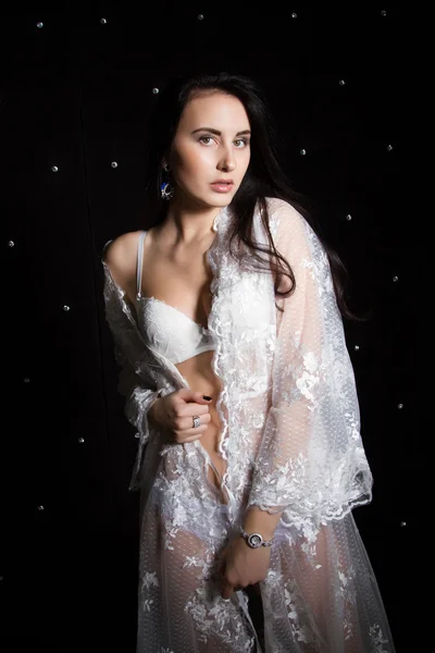 Belle jeune fille en dentelle blanche lingerie — Photo