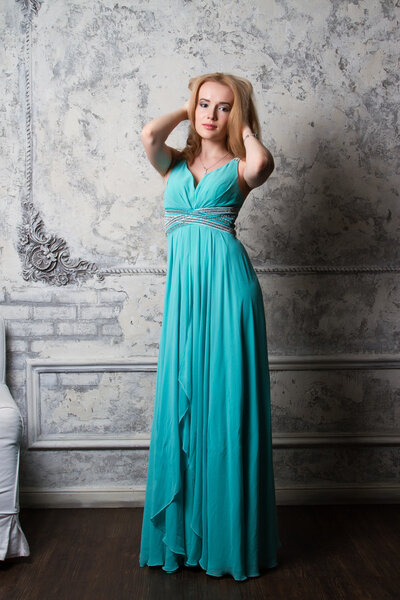 Красивая молодая блондинка в вечернем платье с декольте
