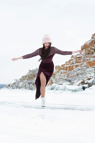 Mädchen fährt auf Schlittschuhen auf dem Eis des Baikalsees — Stockfoto