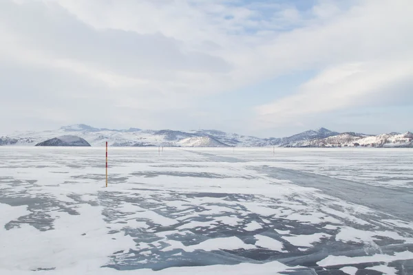 氷のバイカル湖にモンゴルへ島の交差点 — ストック写真