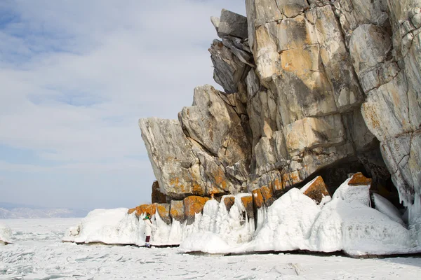 Зимний Байкал. Скалистый берег Ольхона — стоковое фото