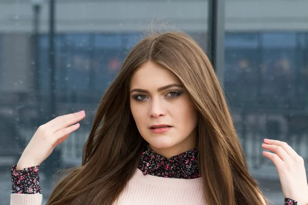 Young girl on the background of office building — Stock Photo, Image