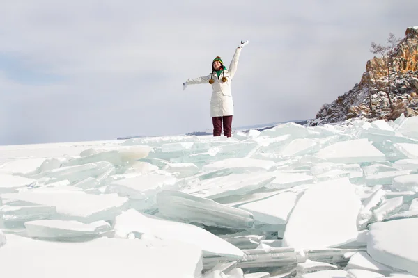 Vrolijke toeristische weg door de meer ijs-hummocks — Stockfoto
