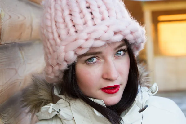 Ritratto di ragazza in un cappello a maglia rosa grande — Foto Stock