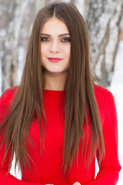 Jovem em um vestido vermelho com cabelo comprido — Fotografia de Stock