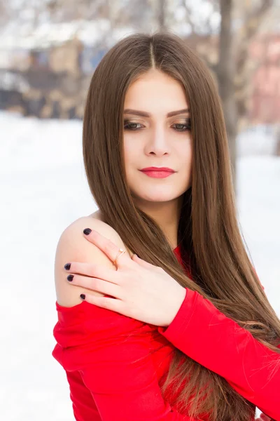 Jovem em um vestido vermelho com cabelo comprido — Fotografia de Stock