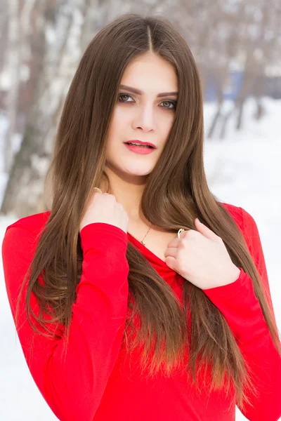 Jovem em um vestido vermelho com cabelo comprido — Fotografia de Stock