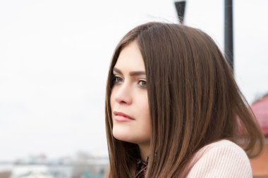 Şehrin arka plan üzerinde uzun saçlı genç kız